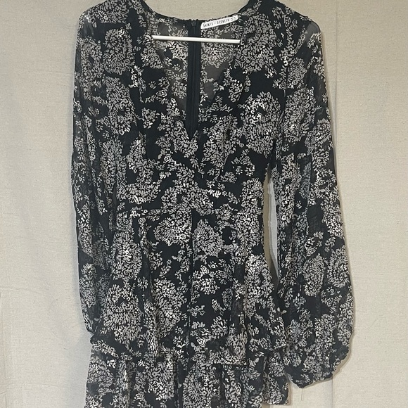 Elegant Black and White Floral one piece with V-Neck - Picture 4 of 5
